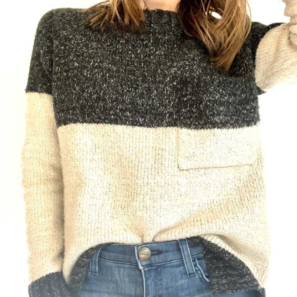 Black and cream marled color block pocket sweater cozy size small/medium
